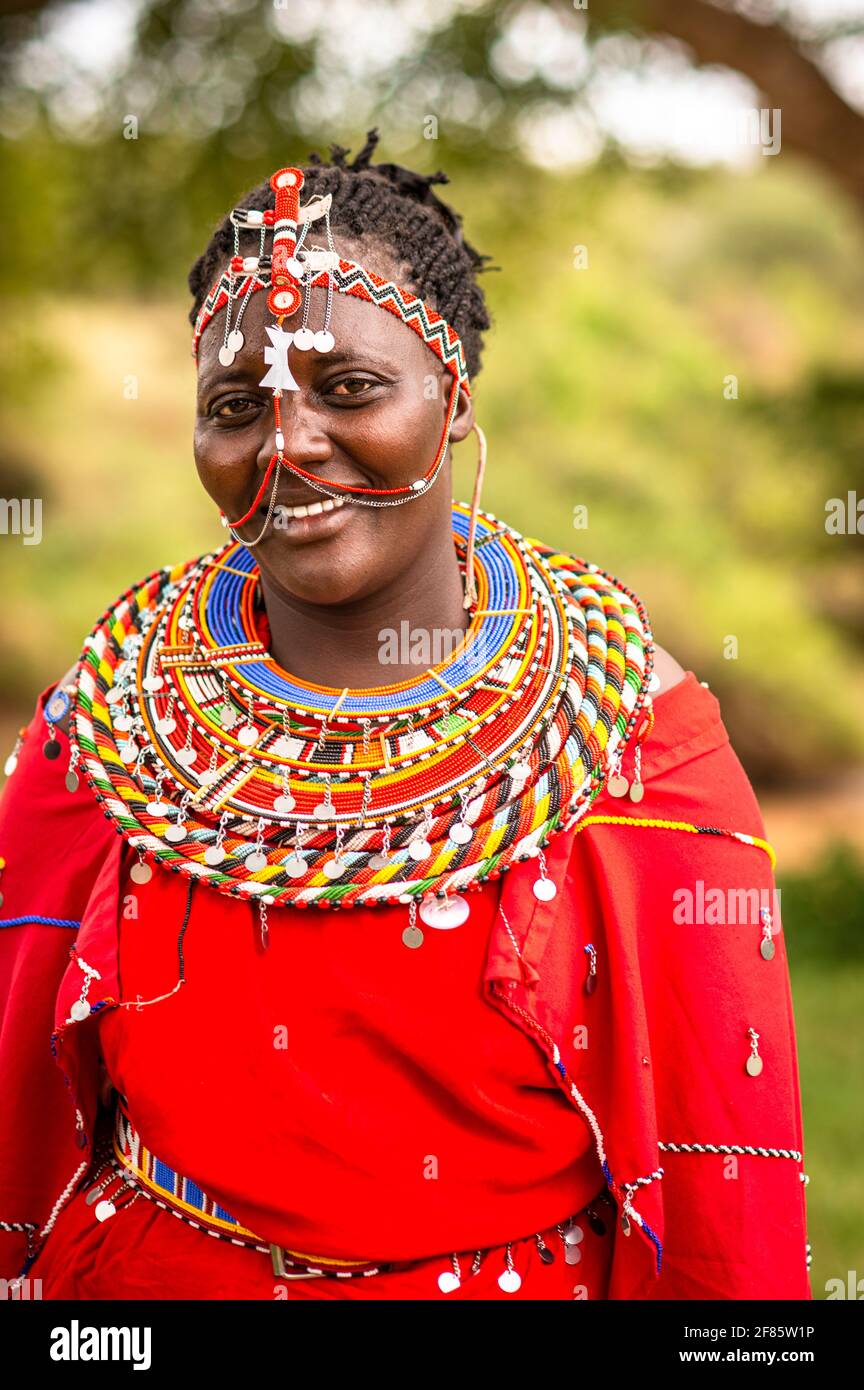 Maasai-Frau in ihrem roten Shukra-Tuch, Perlen-Halsketten und Herzgeschirr Stockfoto