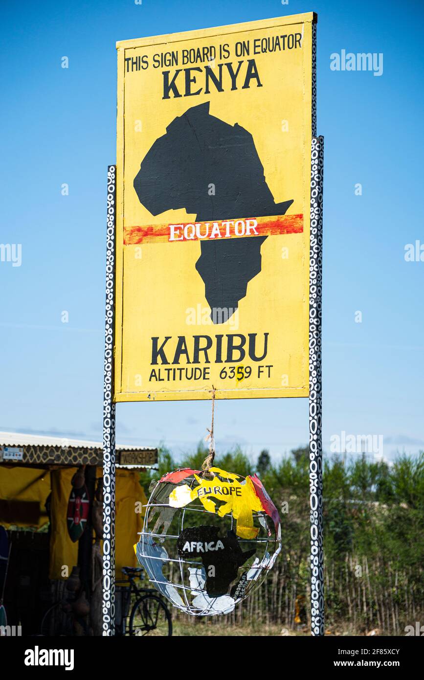 Straßenschild in Kenia am Äquator für Touristen Bilder Stockfoto