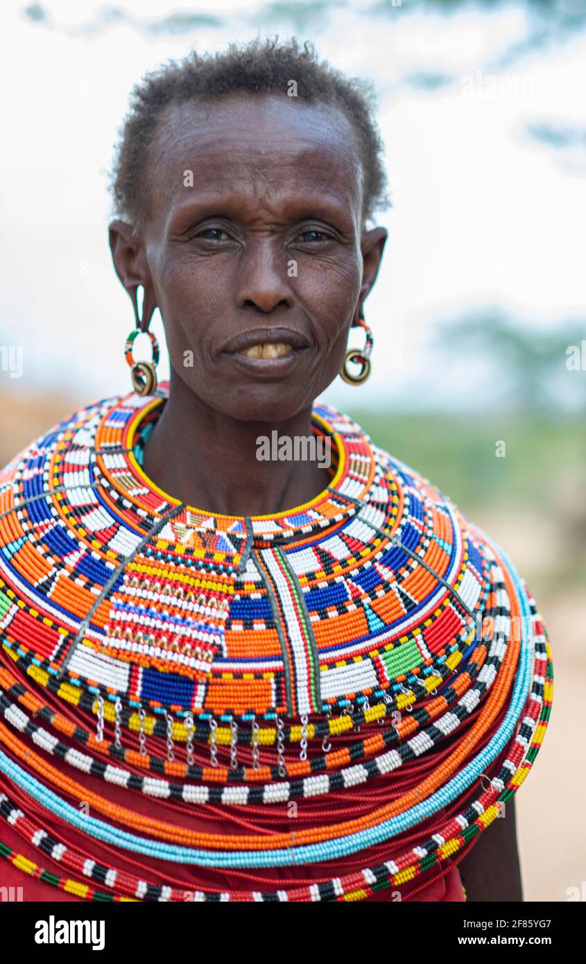 Samburu Frau in traditionellen Perlen Arbeit und Kleidung Stockfoto