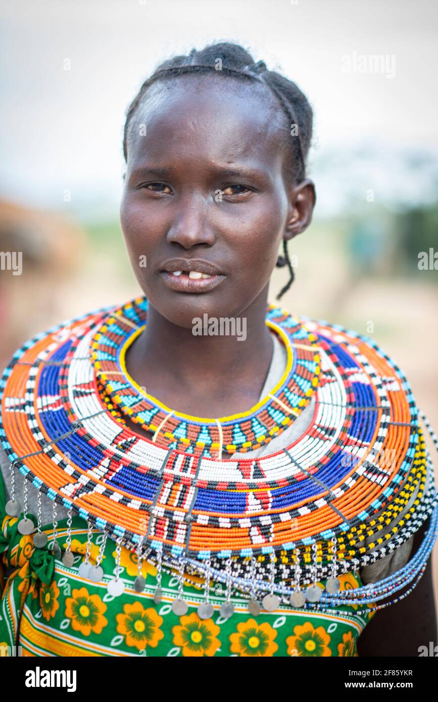 Samburu Frau in traditionellen Perlen Arbeit und Kleidung Stockfoto