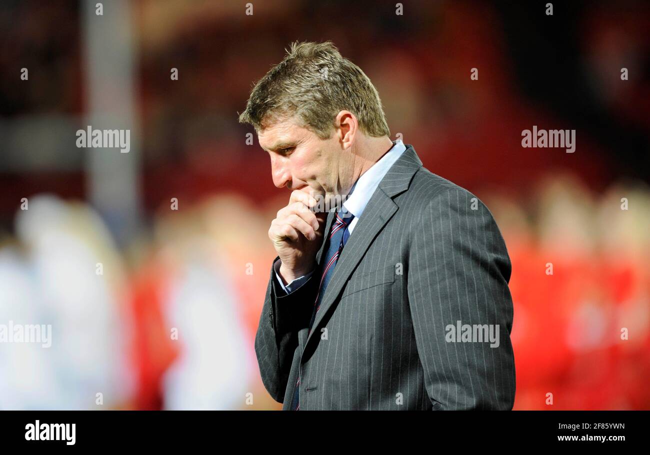 TONY SMITH ENGLAND RUGBY LEAGUE TRAINER BEIM ENGLAND V WALES IN DONCASTER 10/10/2008. BILD DAVID ASHDOWN Stockfoto