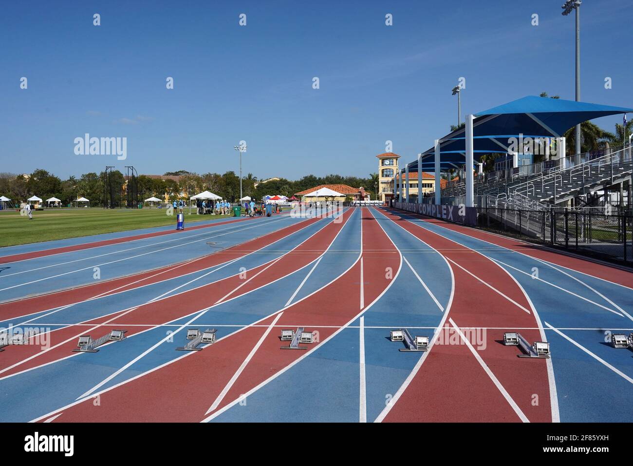 Eine allgemeine Ansicht der Startblöcke im Leichtathletik-Stadion des Ansin Sports Complex, Samstag, 10. April 2021, in Miramar, Fla Stockfoto