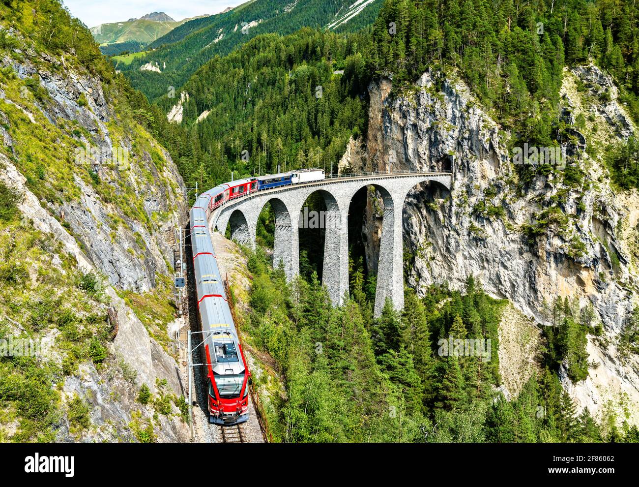 Personenzug über das Landwasserviadukt in der Schweiz Stockfoto