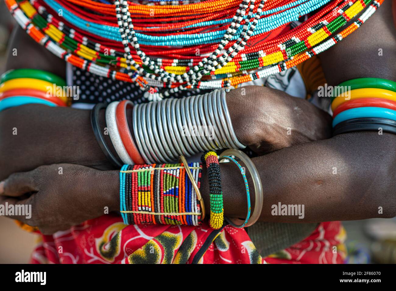 Samburu Woman's Perlen Armbänder und Halsketten Stockfoto