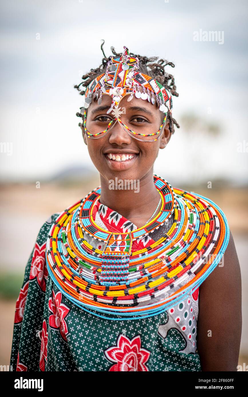Junge Maasai-Frau in traditioneller Kleidung, Halsketten und Herzkleidung Stockfoto