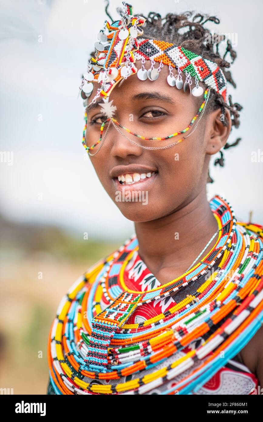Junge Maasai-Frau in traditioneller Kleidung, Halsketten und Herzkleidung Stockfoto