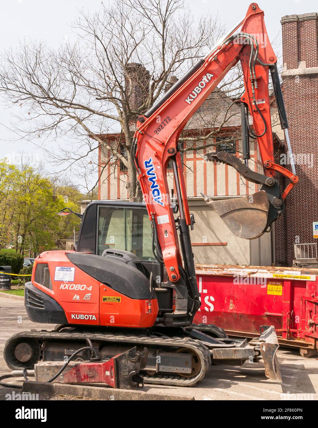 Ein kleiner Hydraulikbagger auf einer Baustelle im Mellon Park an einem sonnigen Frühlingstag, Pittsburgh, Pennsylvania, USA Stockfoto