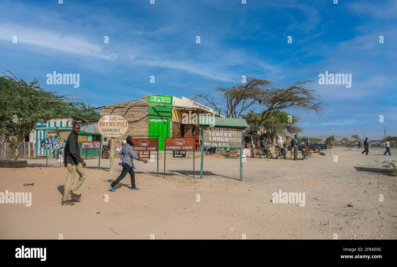 Staubige afrikanische Stadt in der Nähe des Eingangs zum Samburu National Reserve Stockfoto