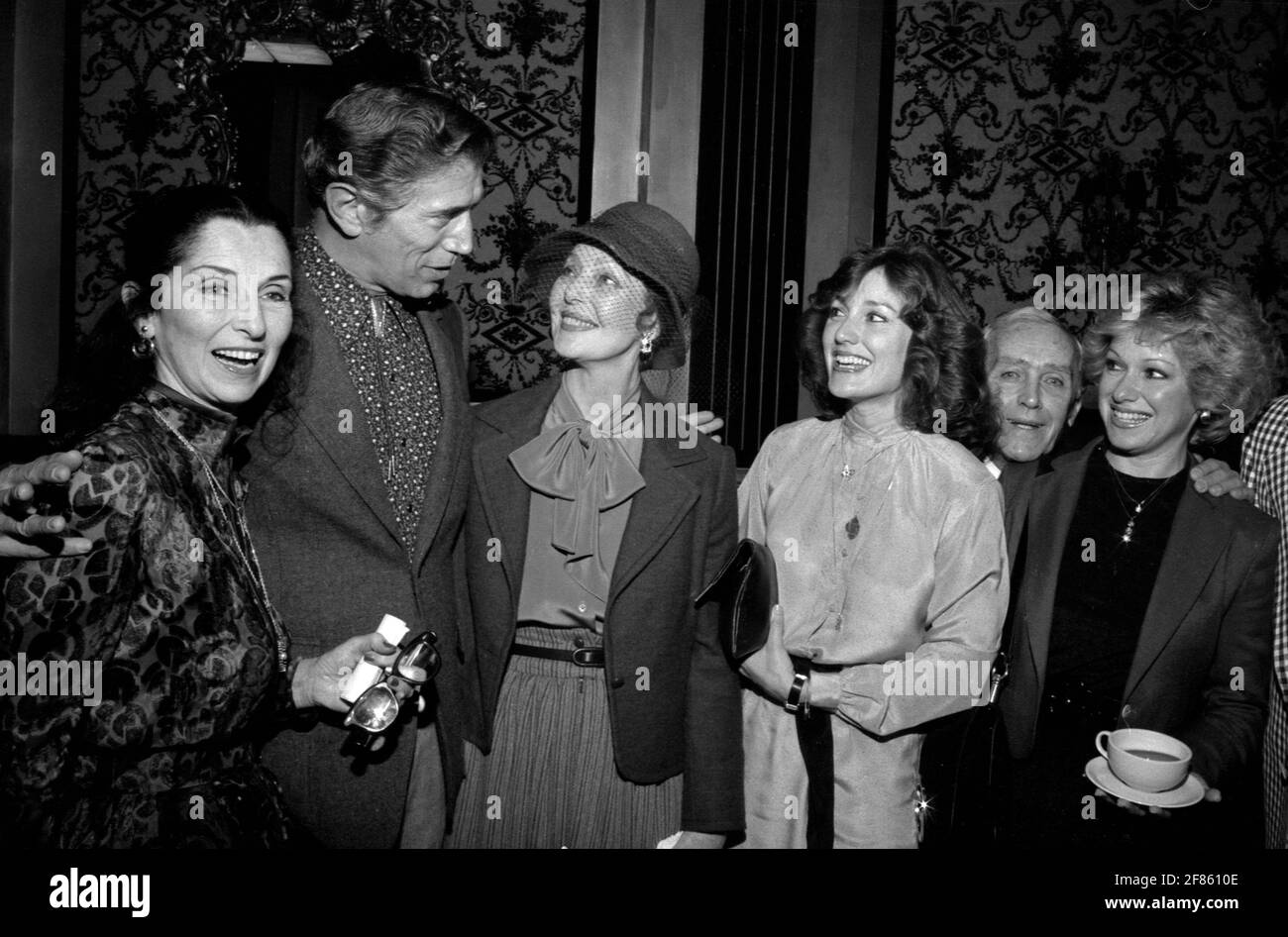 Mrs. Anthony Caruso, Joe Campanalle, Loretta Young, Janet und Kathy Lennon um die 1980er Jahre Credit: Ralph Dominguez/MediaPunch Stockfoto