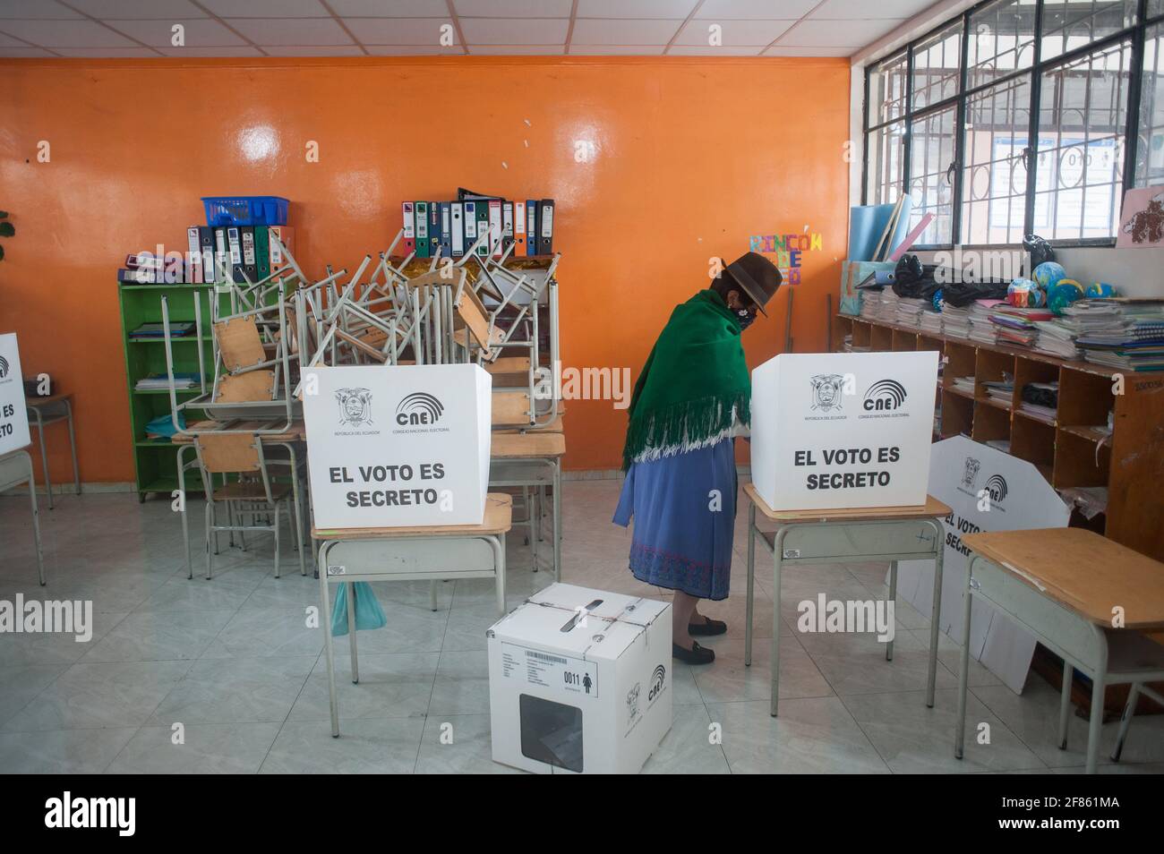 Quito, Ecuador. April 2021. Eine Frau aus der indigenen Gemeinschaft stimmt während der Wahlen ab.in der indigenen Gemeinde Cancaghua in der Nähe von Cayambe in der Provinz Pichincha ziehen Menschen aus verschiedenen Gemeinden in die bildungseinheit jose antonio Vallejo, um ihre Rechte auszuüben. An diesem Sonntag wird der neue Herrscher von Ecuador gewählt. (Foto von Juan Diego Montenegro/SOPA Images/Sipa USA) Quelle: SIPA USA/Alamy Live News Stockfoto