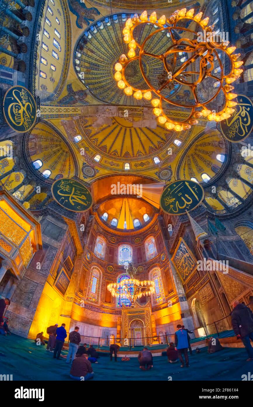 Innenansicht der Hagia Sophia, mit christlichen und islamischen Elementen auf der Hauptkuppel und Pendentiven, die @Istanbul, Türkei, aufgenommen wurden Stockfoto