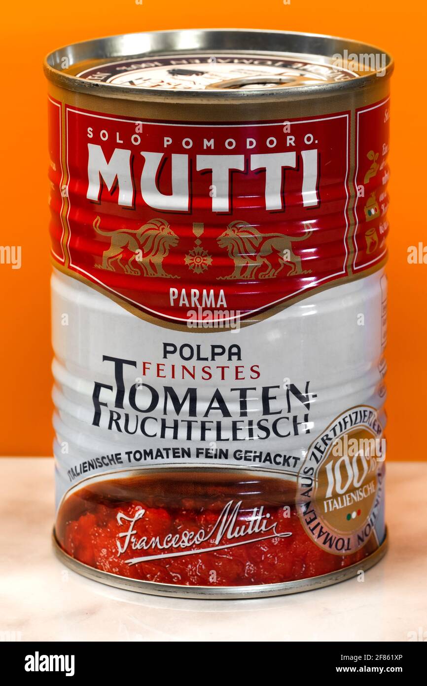 Tomaten Fruchtfleisch aus Mutti. Mutti - Industria Conserve Alimentari ist ein italienisches Unternehmen, das sich auf konservierte Lebensmittel, partische, spezialisiert hat Stockfoto