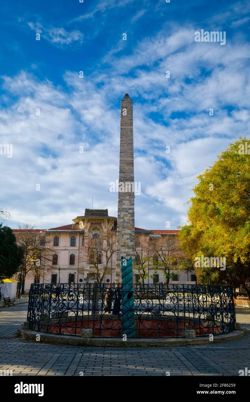 ￼die Serpentinsäule ist eines der sehr ungewöhnlichen Denkmäler in Istanbul, das den Platz schmückt. Die Säule ist ein Talisman, der vom Delphi TEM mitgebracht wurde Stockfoto