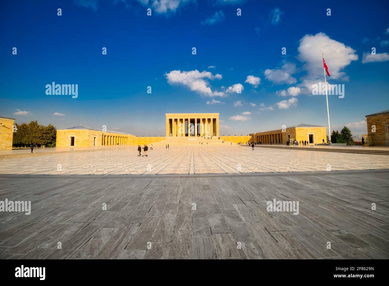 Alle Steine und Murmeln wurden aus verschiedenen Teilen der Türkei gebracht. Leicht verarbeiteter poröser Travertin wird auf der Außenverkleidung des Betons verwendet Stockfoto