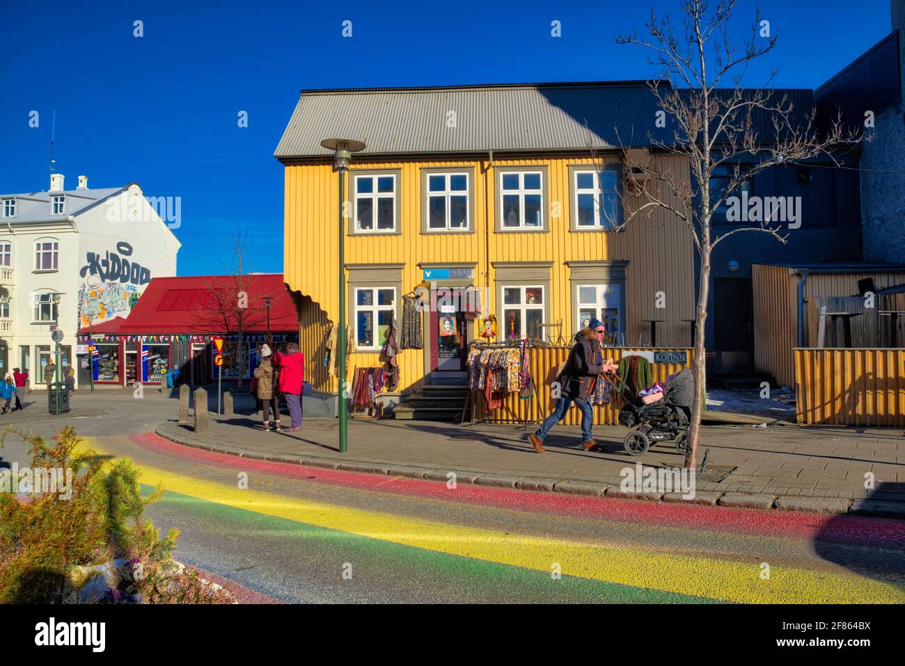 Auch wenn es sich manchmal wie eine große Metropole anfühlt, ist Reykjavík eine sehr kleine Stadt. Im Jahr 2015 lebten in der Hauptstadtregion 211,282 Menschen. O Stockfoto