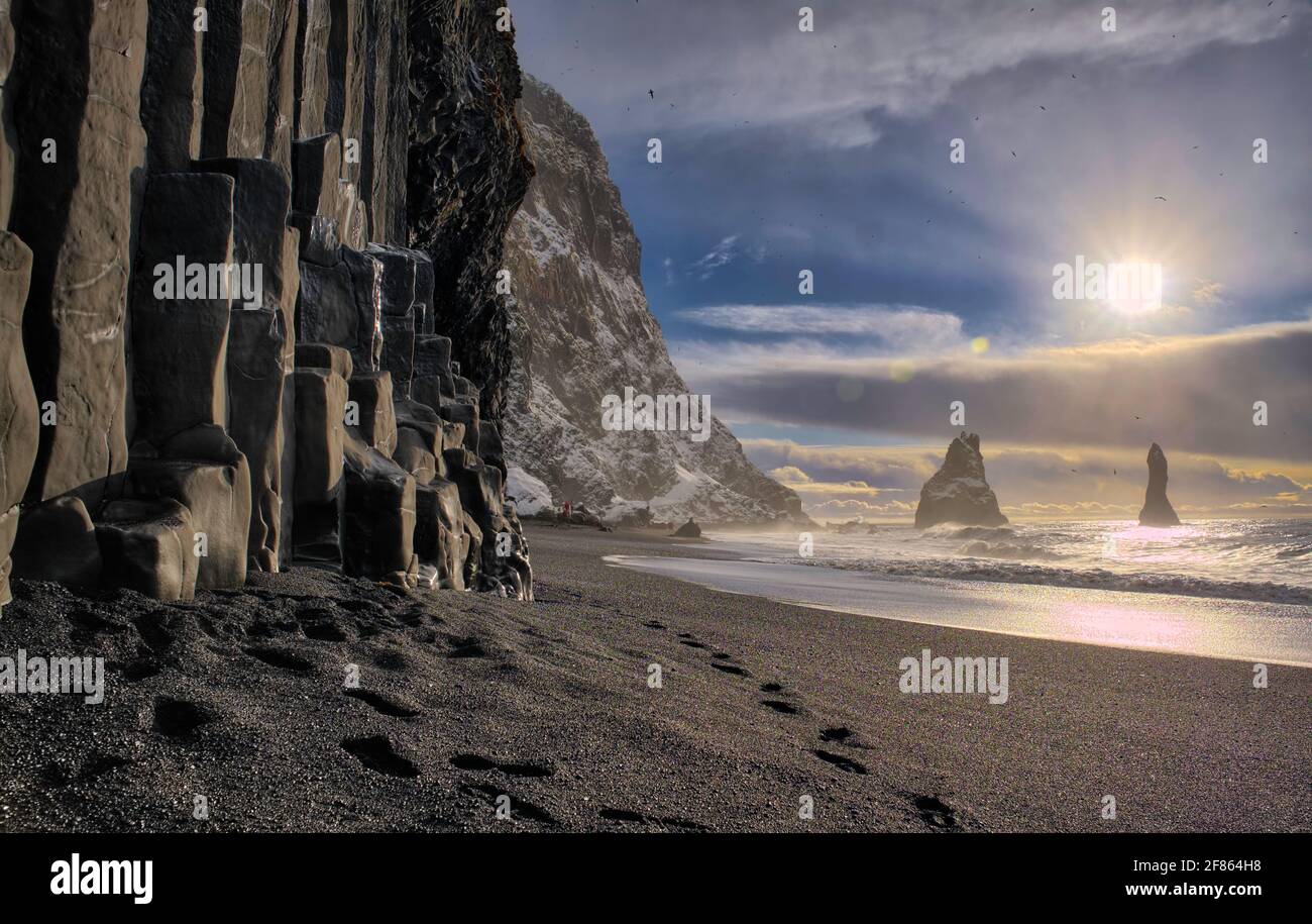 Der Grund dafür, dass der Sand am Reynisfjara schwarz ist, liegt darin, dass er aus stark erodierten vulkanischen Gesteinen (auch als extrusives, igneous Gesteins bekannt) gebildet wird, wh Stockfoto