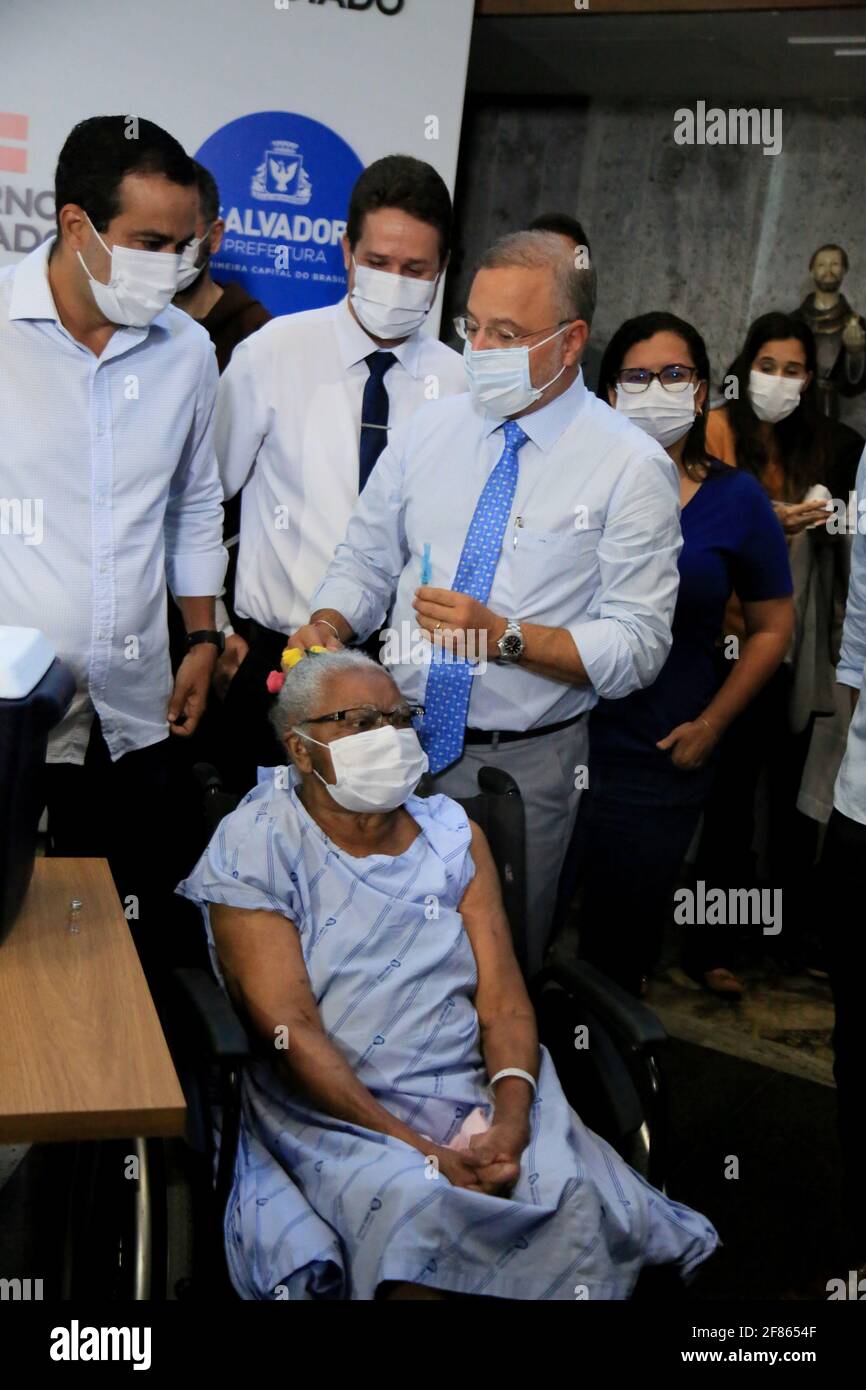 salvador, bahia, brasilien - 19. januar 2021: Licia Pereira Santos, 86, ältere Frau, die die erste Dosis des Corona-Virus-Impfstoffs im Cit erhält Stockfoto