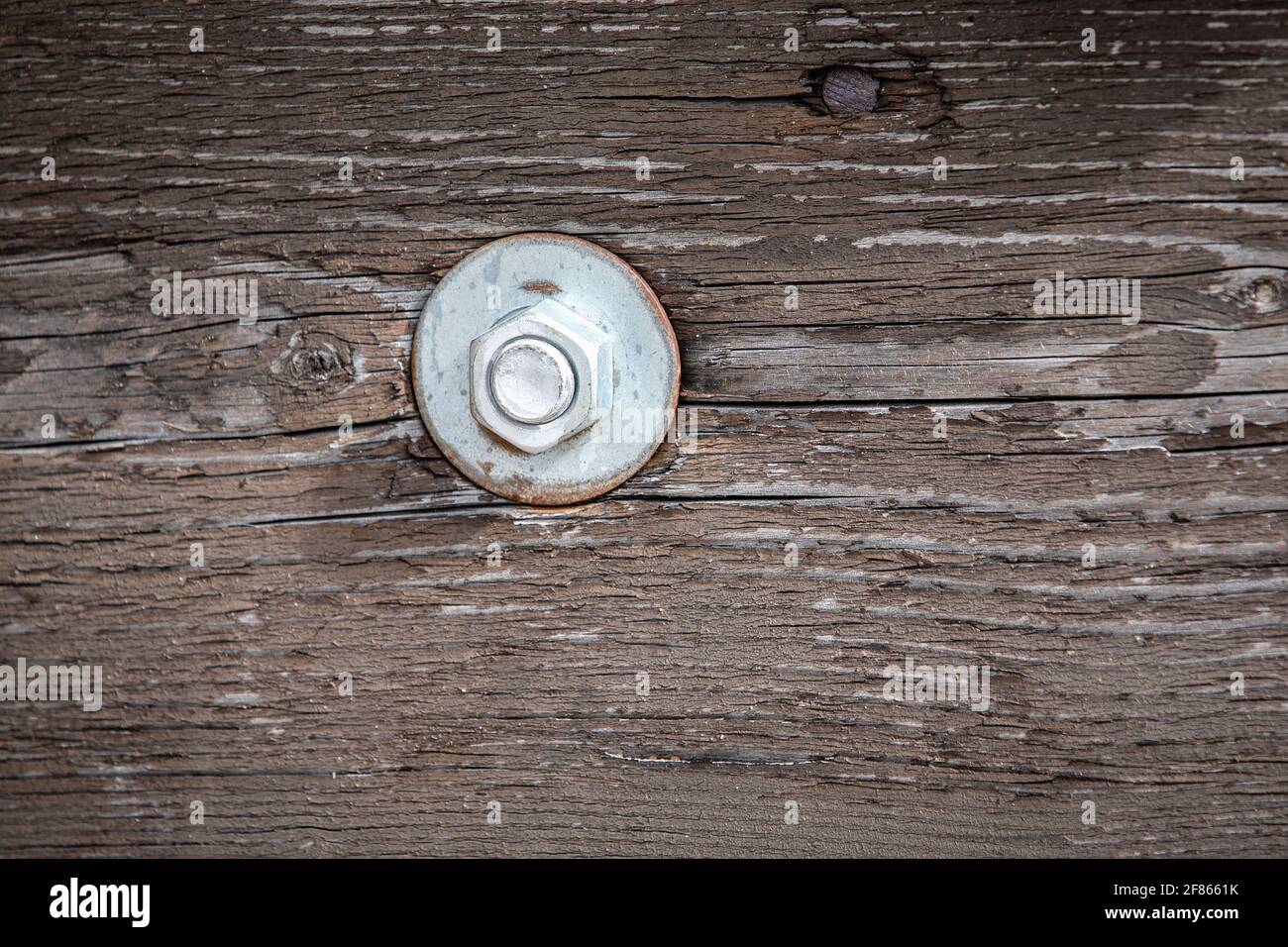 Bolzen in Holzkonstruktion. Altes Bemaltes Holz. Stockfoto
