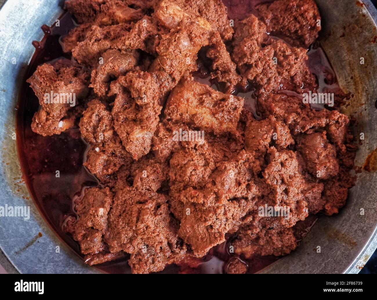 Gekochter Rendang padang ein indonesisches Essen aus Rindfleisch Stockfoto