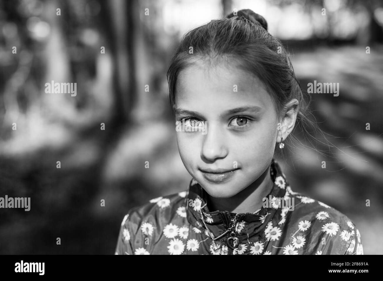 Porträt von teen Mädchen im Freien. Schwarzweiß-Foto. Stockfoto