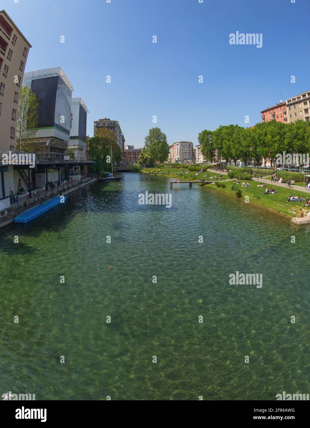 Darsena an der Porta Ticinese, dem Dock, der ideale Ort, um sich an einem schönen Frühlingstag zu bräunen.Mailand, Lombardei, Italien. Stockfoto