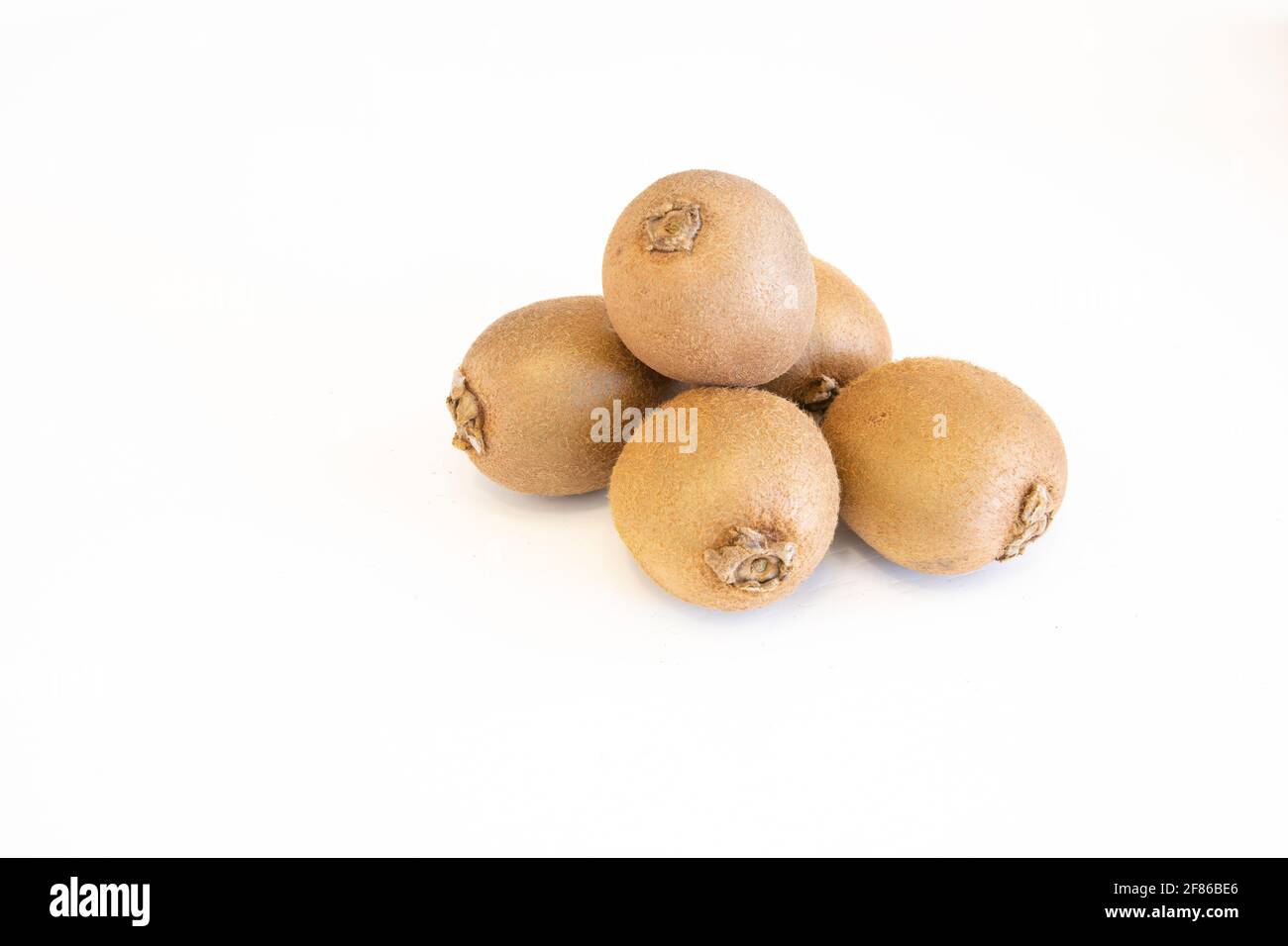 Ganze frische Kiwi-Früchte isoliert auf weißem Hintergrund mit Kopie Platz für Text Stockfoto