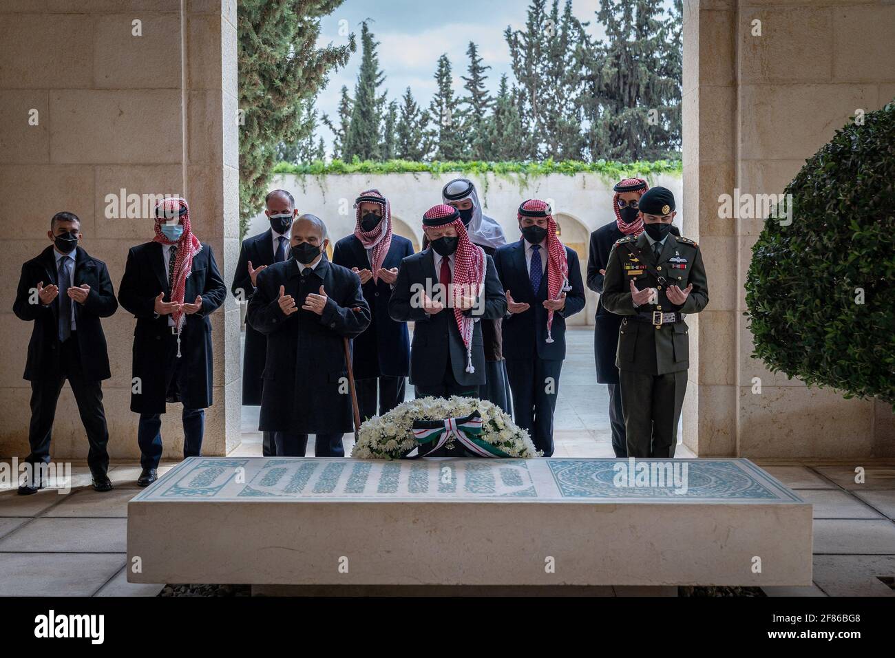 Amman, Jordanien. April 2021. König Abdullah II. Von Jordanien (Mitte) und andere Fürsten (aus L: Prinz Rashed, Prinz Hamzah, Prinz Faisal, Prinz Hassan, Prinz Talal, Prinz Hashem, Prinz Ali, Prinz Ghazi und Kronprinz Hussein) beten auf dem Grab ihres Vaters, Bruders und Onkels, des verstorbenen Königs Hussein bin Talal, da das Königreich am 11. April 2021 das 100. Jahr seiner Gründung im Jahr 1921 auf dem Königlichen Friedhof in Amman, Jordanien, feiert. Foto von Balkis Press/ABACAPRESS.COM Quelle: Abaca Press/Alamy Live News Stockfoto