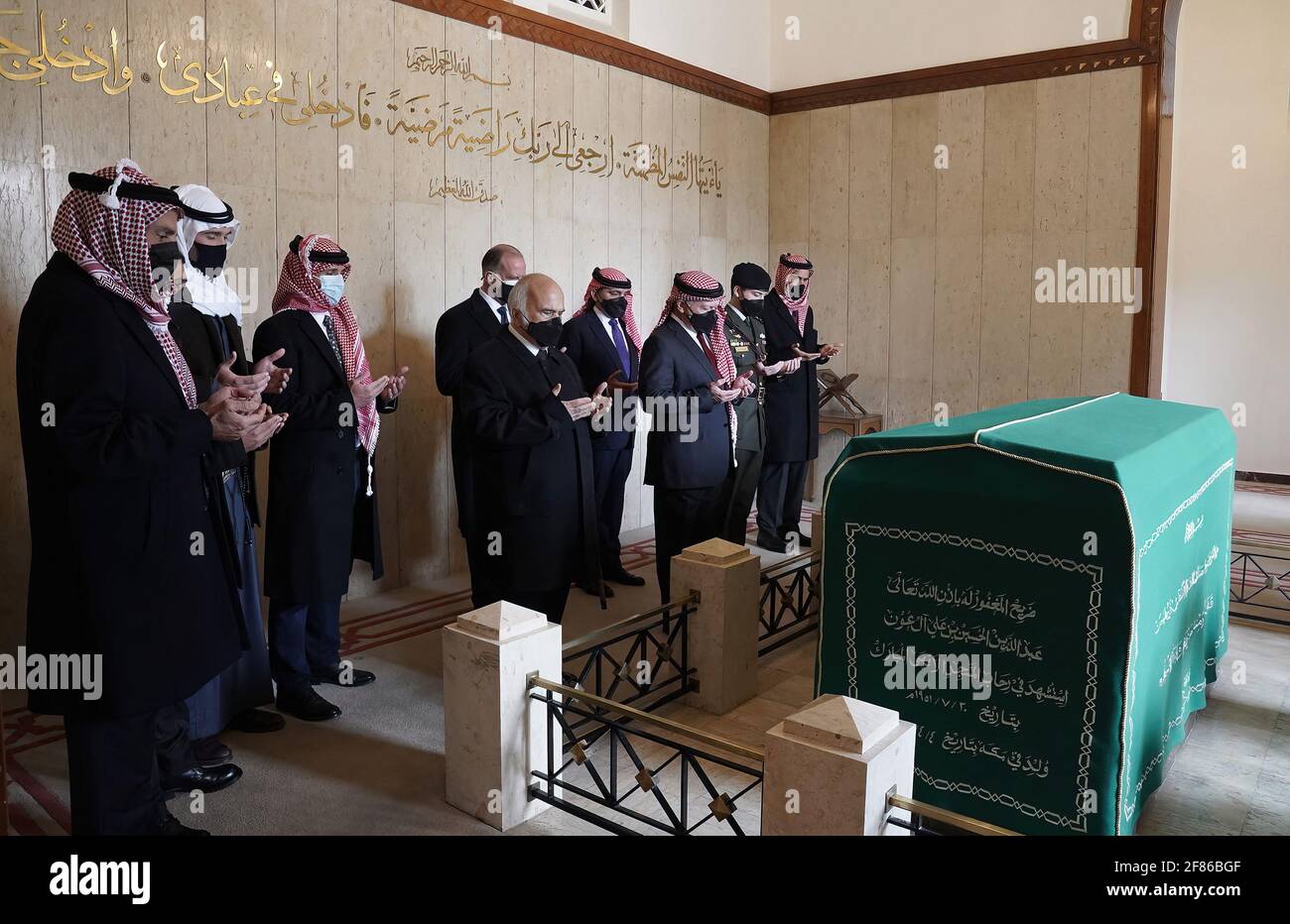 Amman, Jordanien. April 2021. König Abdullah II. Von Jordanien (3. Von R) und andere Fürsten (von L: Prinz Talal, Prinz Hashem, Prinz Hamzah, Prinz Faisal, Prinz Hassan, Prinz Ali, Kronprinz Hussein und Prinz Ghazi) beten auf dem Grab ihres Großvaters und Gründers des Königreichs, des verstorbenen Königs Abdullah bin Al Hussein (oder Abdullah Sit), da das Königreich 1921 das 100. Jahr seiner Gründung auf dem Königlichen Friedhof in Amman, Jordanien, feiert, Am 11. April 2021. Foto von Balkis Press/ABACAPRESS.COM Quelle: Abaca Press/Alamy Live News Stockfoto