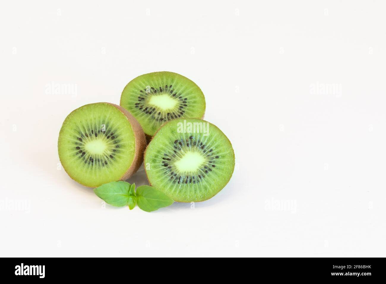 Halbiert Kiwi-Früchte isoliert auf weißem Hintergrund mit Textraum Stockfoto