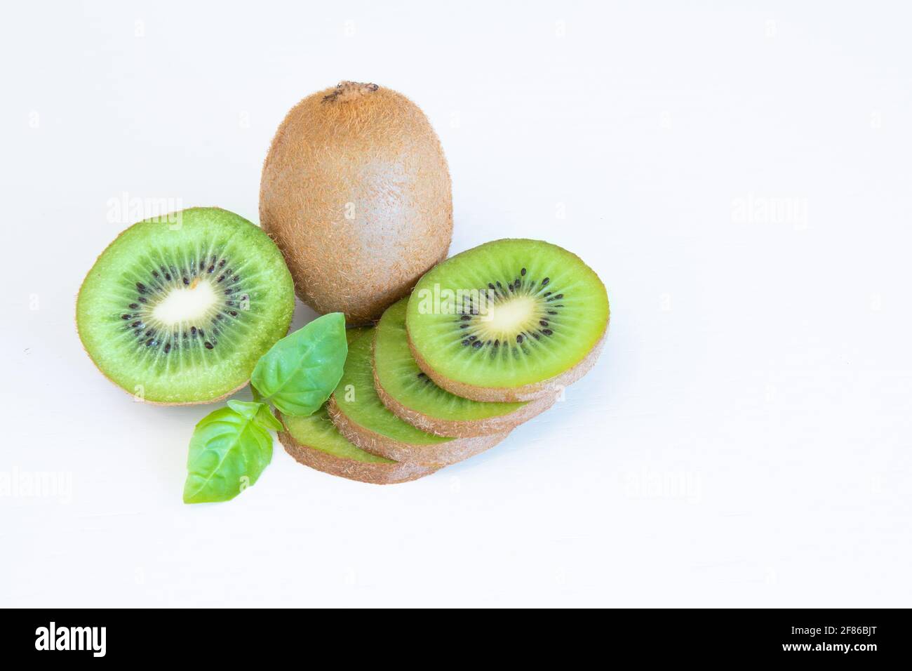 Ganze und halbiert Kiwi Früchte isoliert auf weißem Hintergrund mit Textbereich Stockfoto