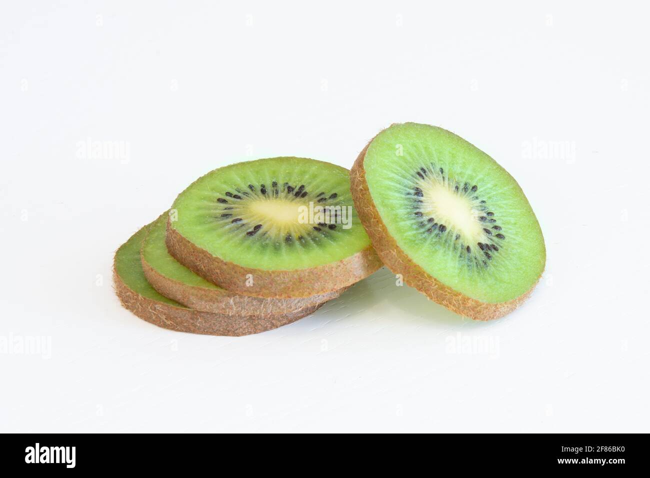 Nahaufnahme frischer Kiwi-Scheiben isoliert auf weißem Hintergrund Stockfoto