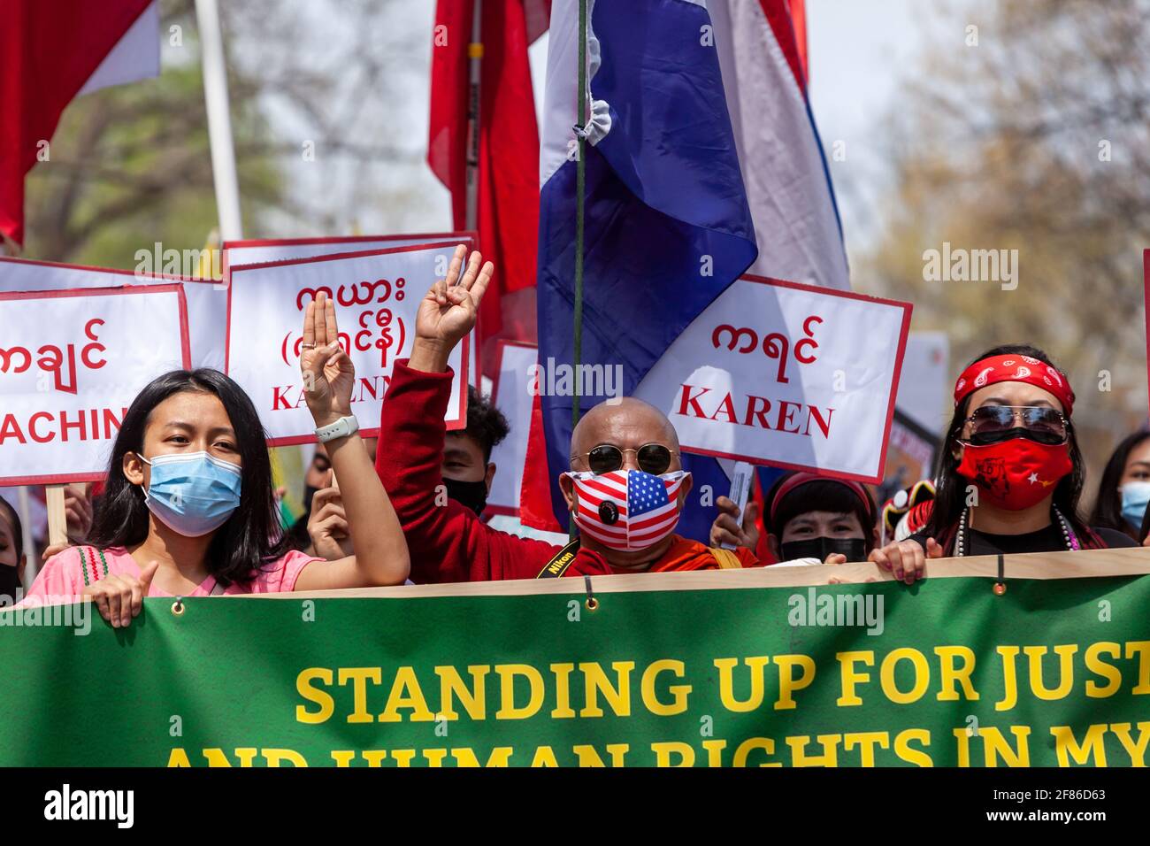 Nahaufnahme der drei Demonstranten an der Spitze eines marsches gegen den Putsch in Myanmar. Stockfoto