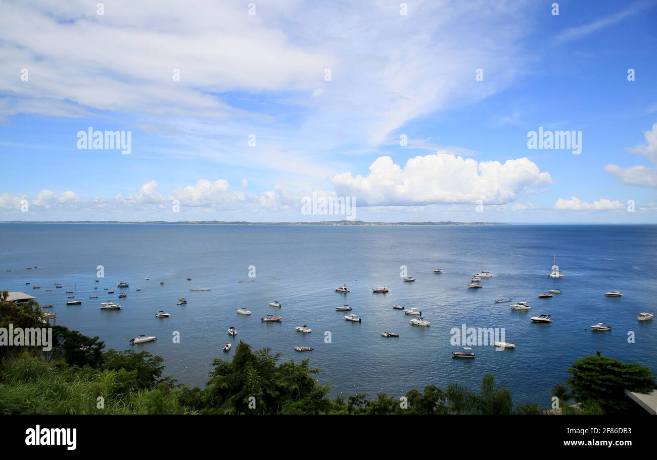 salvador, bahia, brasilien - 14. dezember 2020: Boote werden in Baia de Todos os Santos, in der Nähe der Iate Club Region in der Stadt Salvador vertäut gesehen. *** Stockfoto