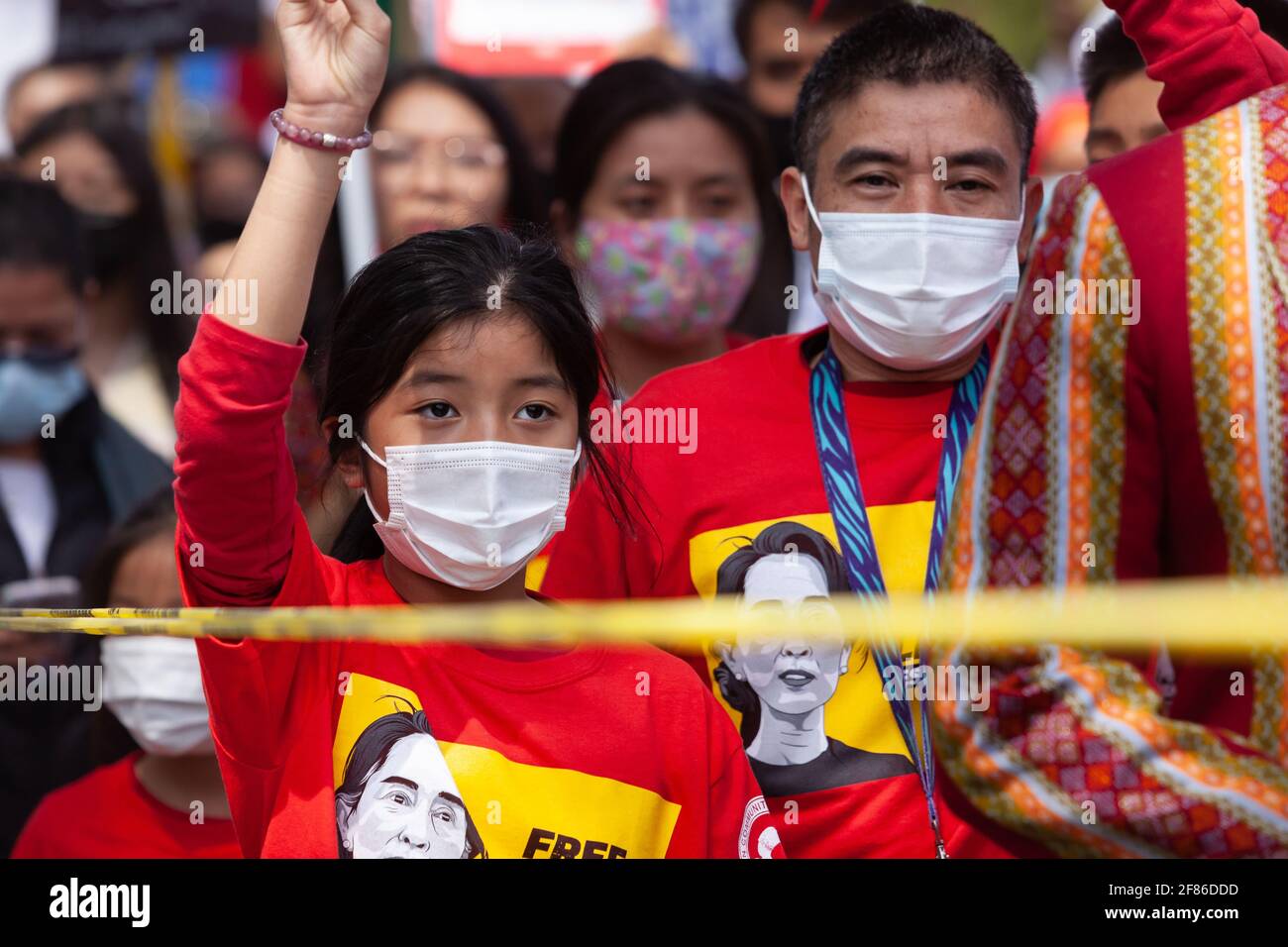 Viele Eltern brachten ihre Kinder mit, um an hunderten von Menschen-Protesten gegen den Militärputsch in Myanmar teilzunehmen. Stockfoto