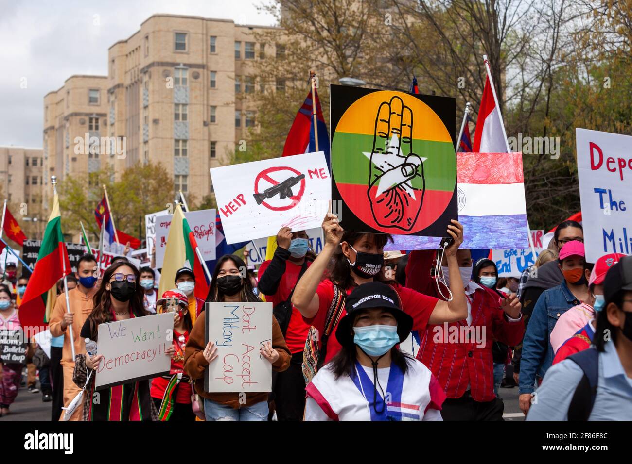 Hunderte von Menschen nehmen an einem Protest Teil und marschieren gegen den Putsch in Myanmar und fordern die Wiederherstellung der demokratisch gewählten Regierung. Stockfoto