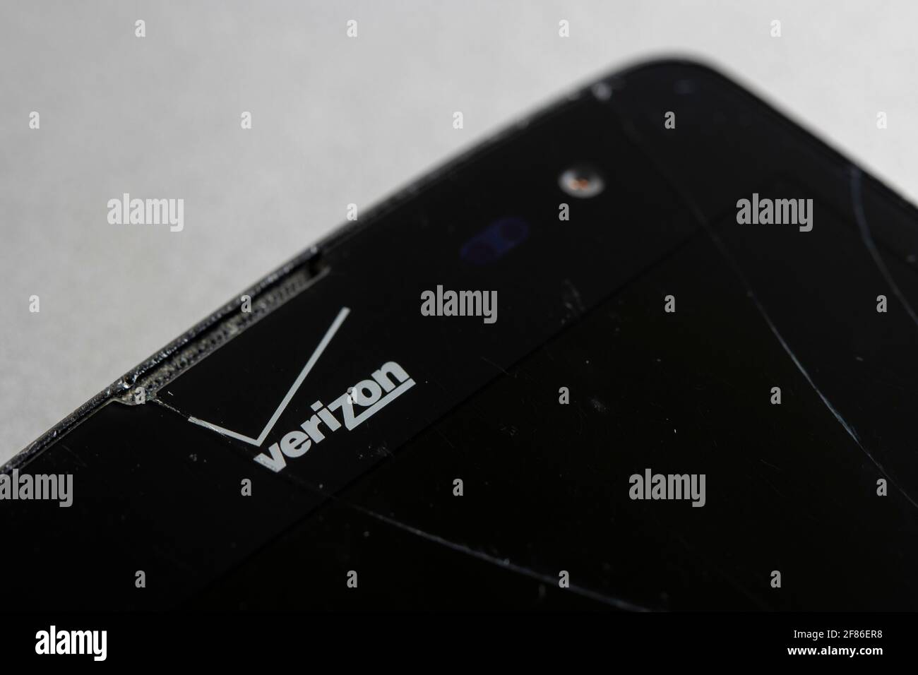 Das Verizon-Logo ist auf einem defekten Verizon Prepaid-Smartphone am 8. April 2021 zu sehen. Verizon Wireless ist ein amerikanisches Telekommunikationsunternehmen. Stockfoto