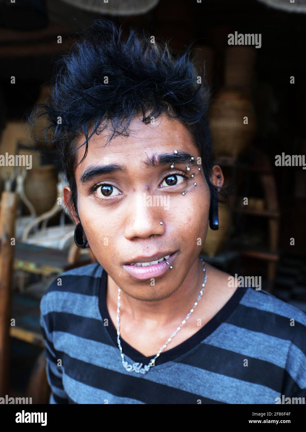Ein durchbohrter balinesischer junger Mann in Ubud, Bali, Indonesien. Stockfoto