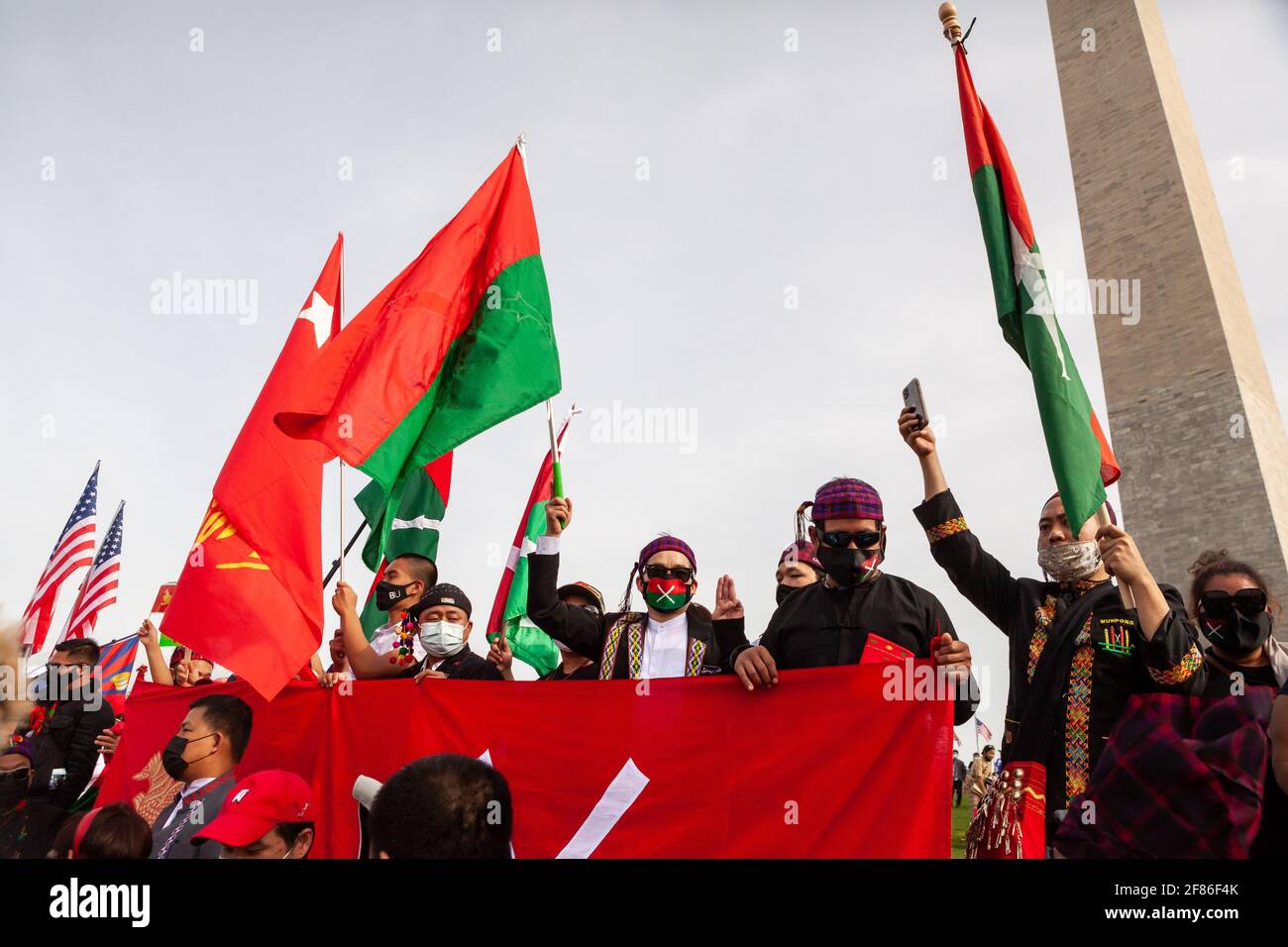 Kachin-Männer am Ende eines Protestes vor dem Washington Monument gegen den Putsch in Myanmar. Stockfoto