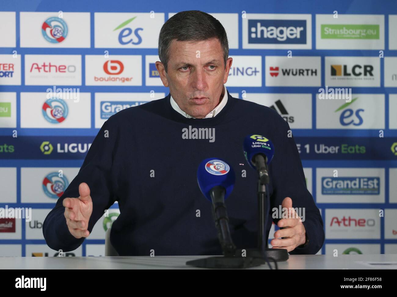 Thierry Laurey, Trainer des RC Strasbourg, antwortet den Medien während der Pressekonferenz nach dem Fußballspiel der französischen Meisterschaft Ligue 1 zwischen dem RC Strasbourg Alsace (RCSA) und Paris Saint-Germain (PSG) am 10. April 2021 im Stadion La Meinau in Straßburg, Frankreich - Foto Jean Catuffe / DPPI / LiveMedia Stockfoto