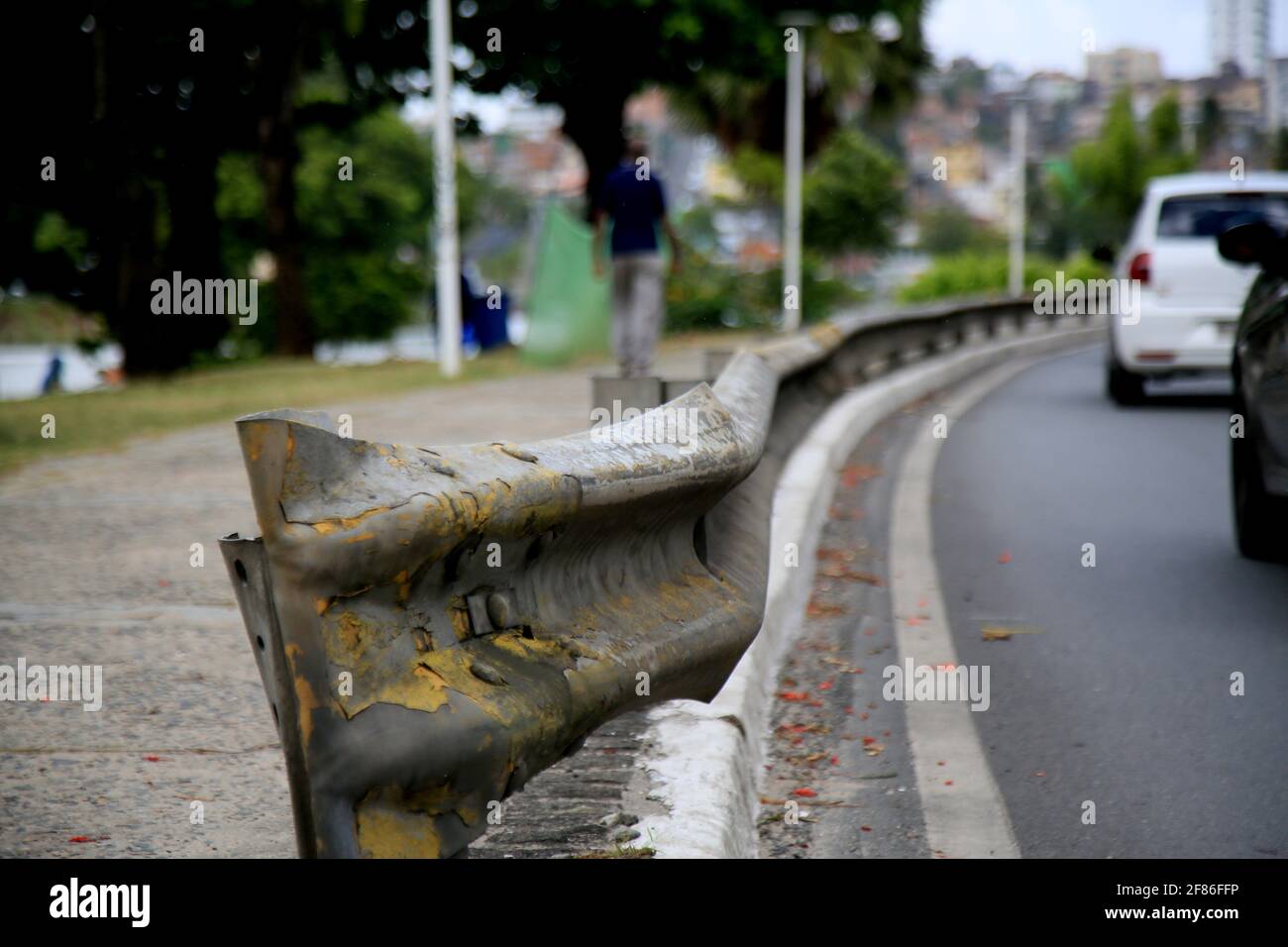 salvador, bahia, brasilien - 4. dezember 2020: Schutz der Geländer am Rand der Start- und Landebahn in der Region Doro de Tororo in der Stadt Salvador. * Stockfoto