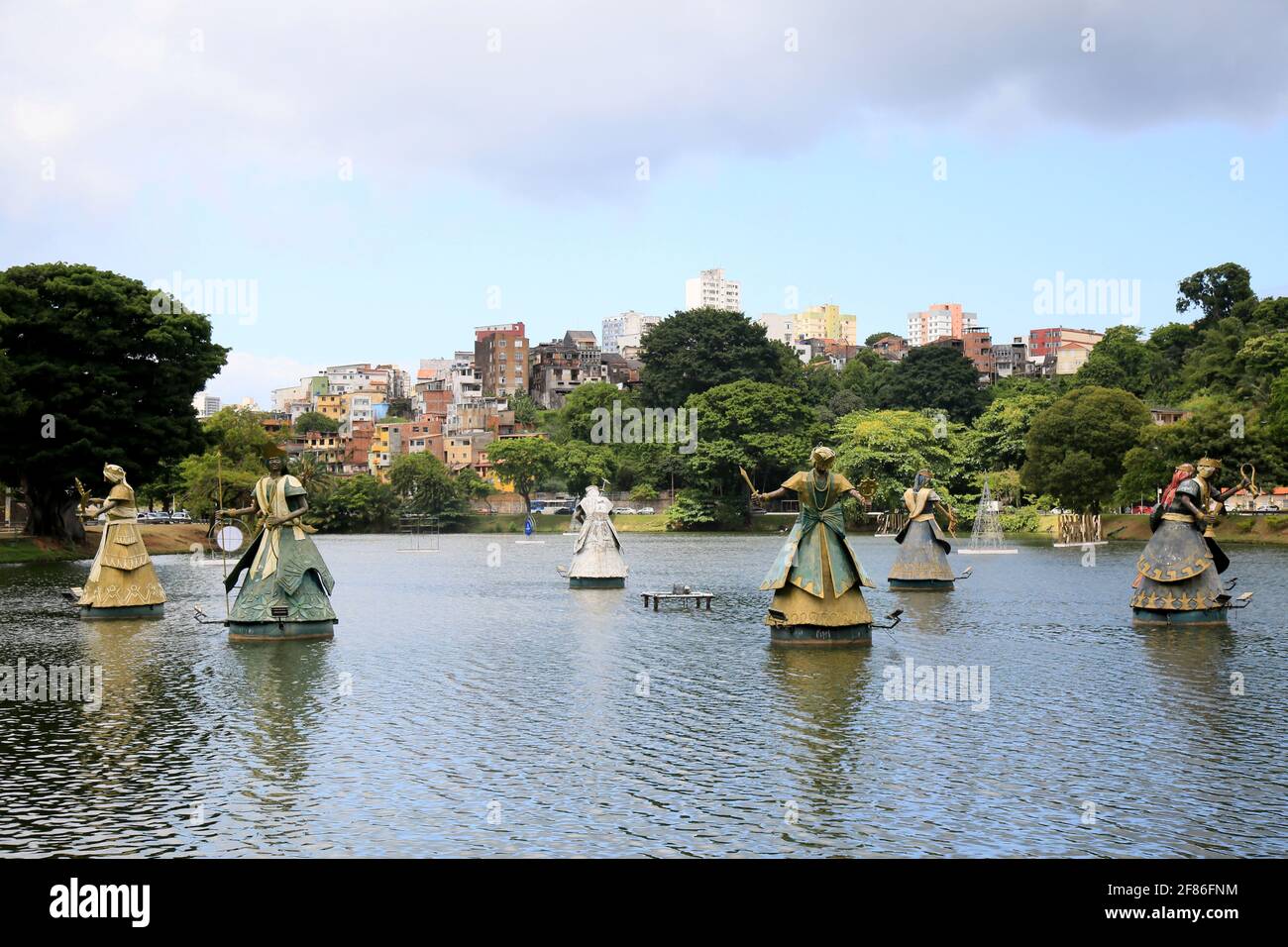 salvador, bahia, brasilien - 4. dezember 2020: Skulpturen von Orxias, heilige Entität in der Candoble Region, sind in den Gewässern von Dique de Tororo, in t gesehen Stockfoto