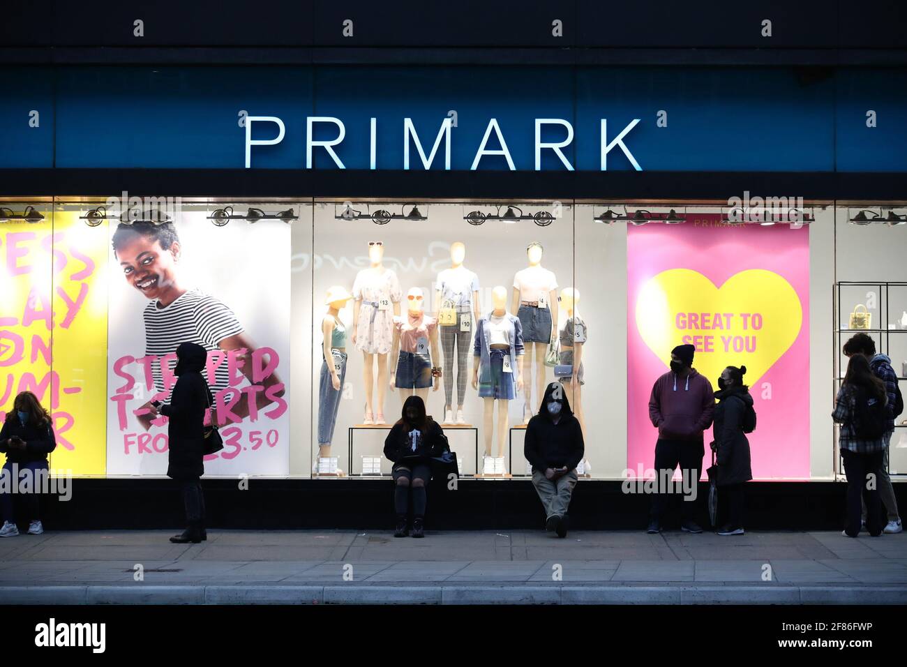 Am frühen Morgen stehen die Käufer vor dem Primark-Store in der Oxford Street in London Schlange und warten darauf, dass das Geschäft für die Kunden wieder geöffnet wird, da England einen weiteren Schritt zurück in Richtung Normalität unternimmt und die Sperrbeschränkungen weiter gelockert werden. Bilddatum: Montag, 12. April 2021. Stockfoto