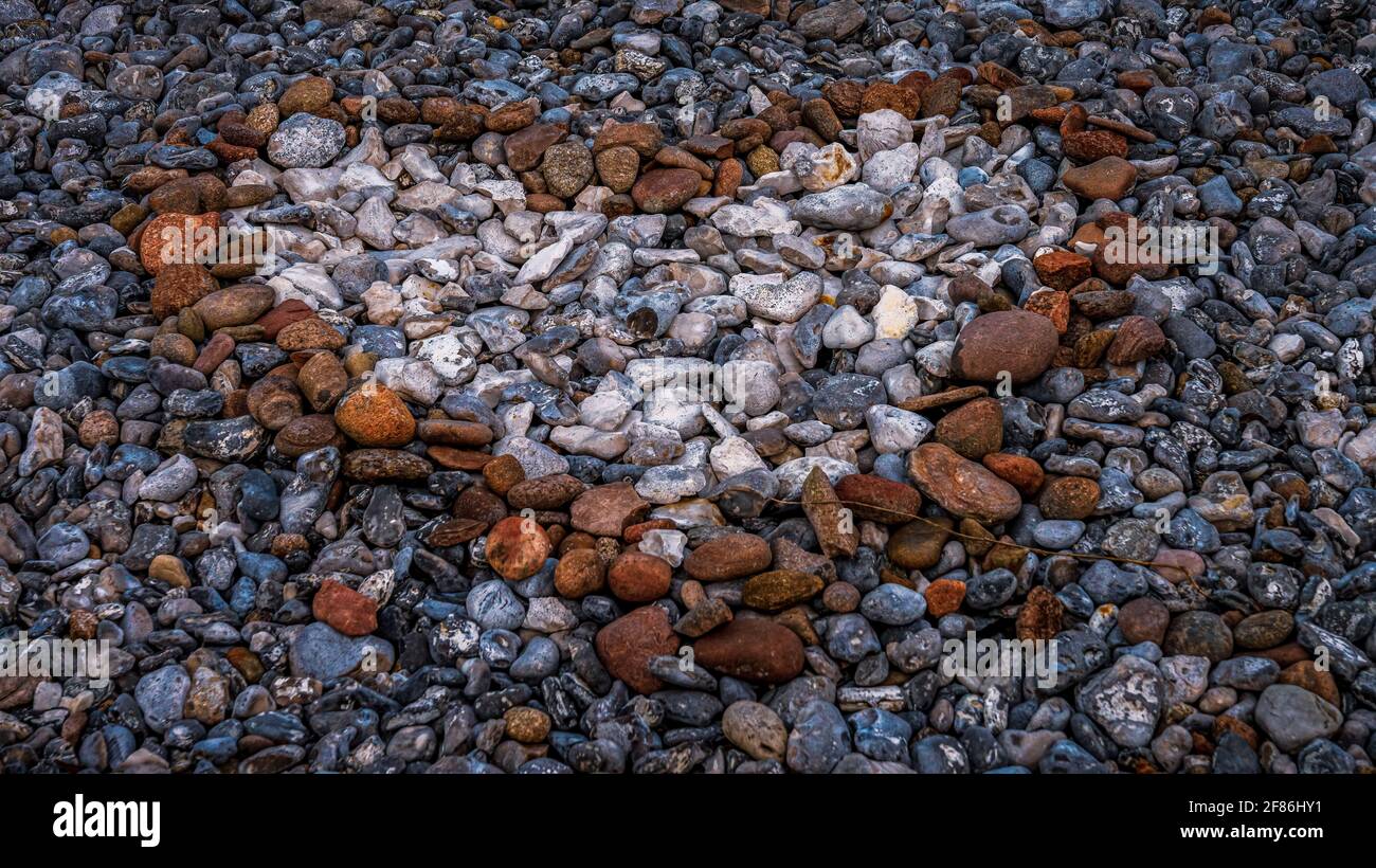 Herz aus Stein - Steine in der Form eines Herz in der Mitte von anderen Steinen Stockfoto