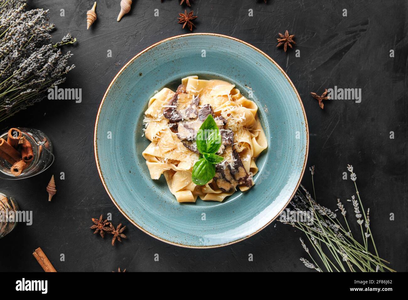 Pappardelle mit Pilzen und Parmesankäse Stockfoto