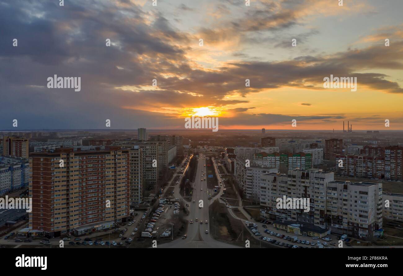 Sonnenuntergang über der Stadt Togliatti, Blick von einem Quadcopter. Stockfoto