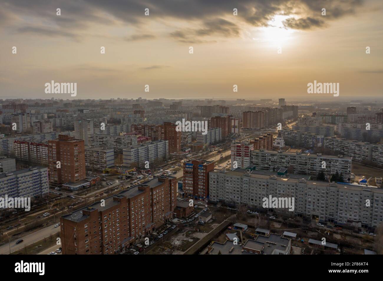 Sonnenuntergang über der Stadt Togliatti mit Blick auf den Avtozavodsky Bezirk. Foto von einem Quadcopter. Stockfoto