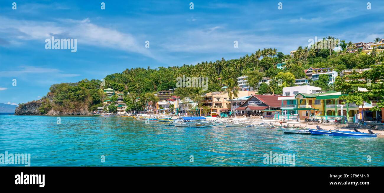 Puerto Galera, Philippinen - 24. April 2018: Panoramablick auf die farbenfrohe Uferpromenade von Sabang Beach im beliebten Ferienort auf der Insel Mindoro. Stockfoto