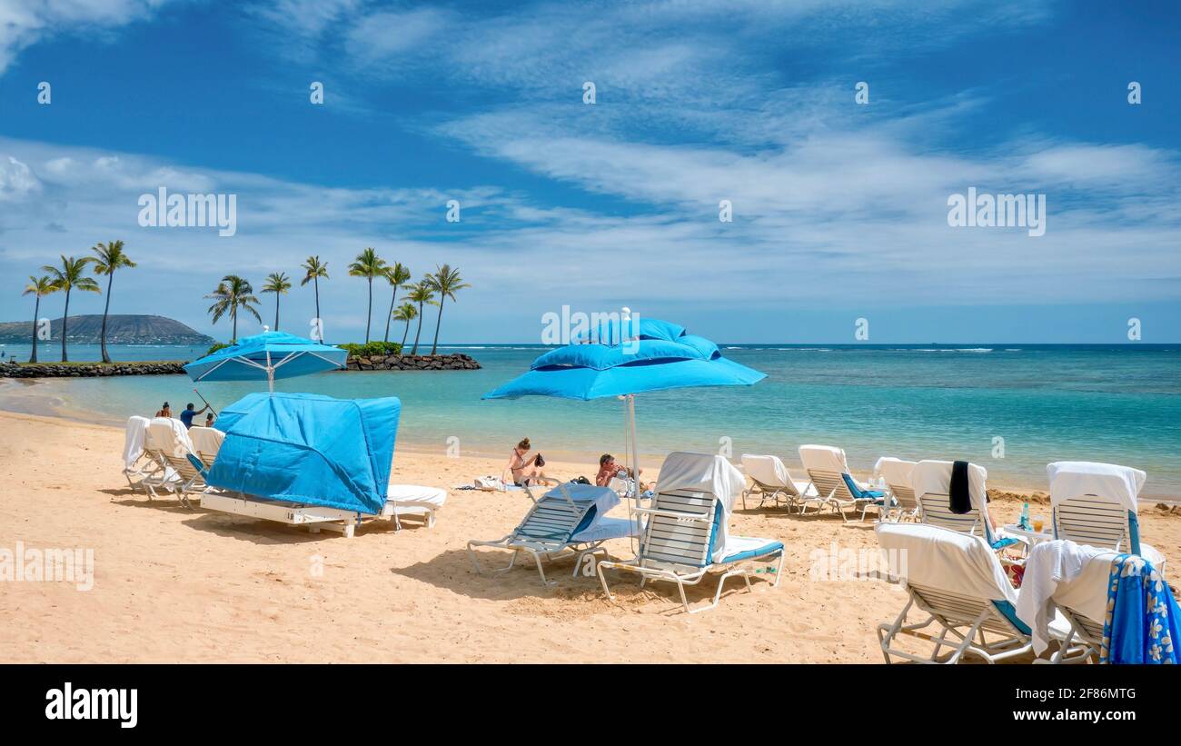 Honolulu, Hawaii - 16. März 2015: Touristen sitzen an einem Strand in der Kahala-Gegend von Honolulu. Stockfoto