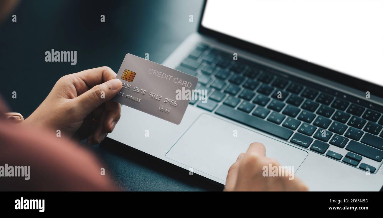 Hände mit Plastikkreditkarte und Laptop. Online-Shopping-Konzept. Stockfoto