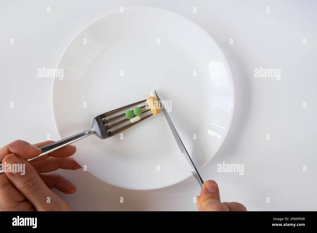 Selektive Fokus Pillen und Gabel. Das Essen der Zukunft. Ein gesunder Teller zum Abendessen oder Frühstück. Stockfoto